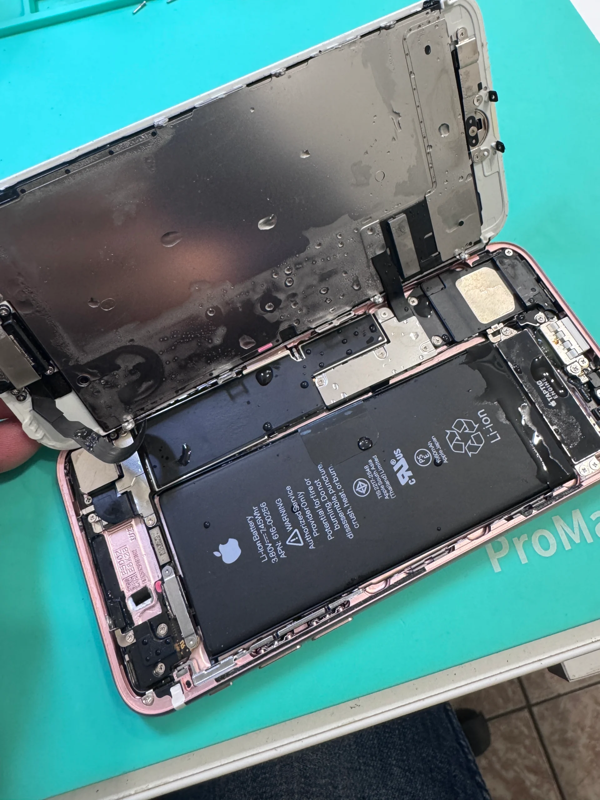 Mit tegyél, ha beázott az iPhone-od? – Elsősegély lépések és szakértői tanácsok.