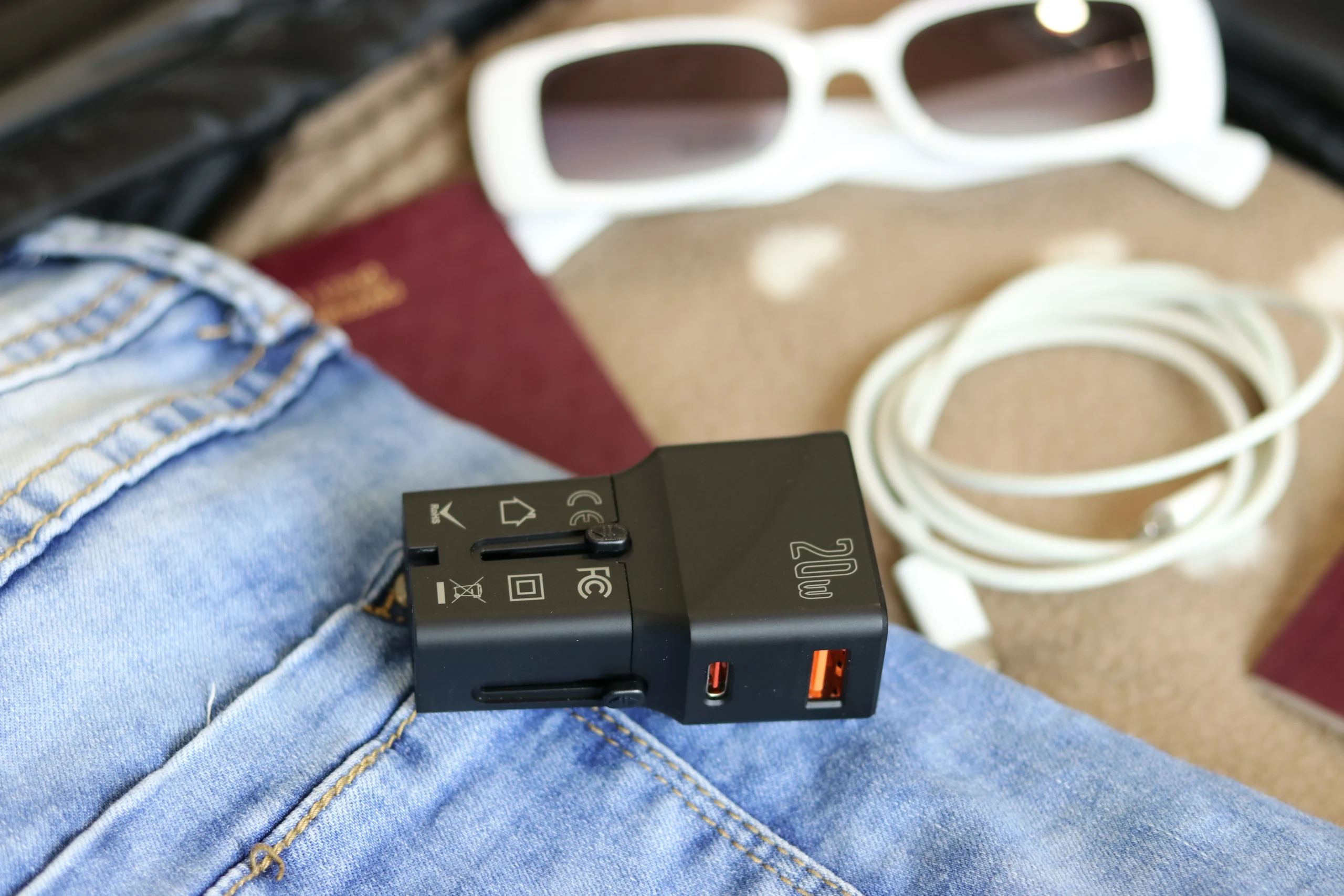 Utazás Közben is Gyors és Biztonságos Töltés –  4 az 1-ben világadapter