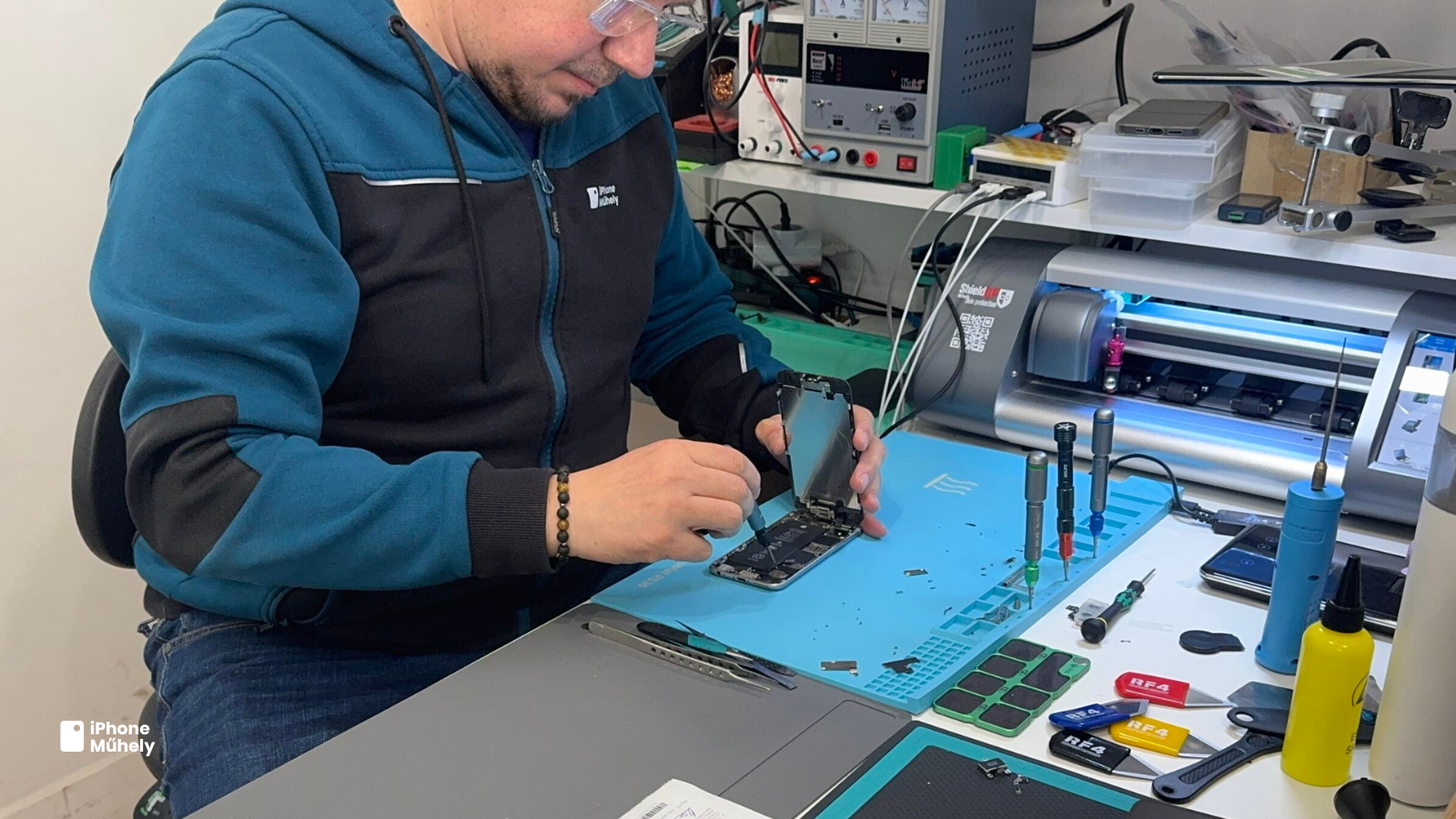 iPhone akkumulátor csere szervizben